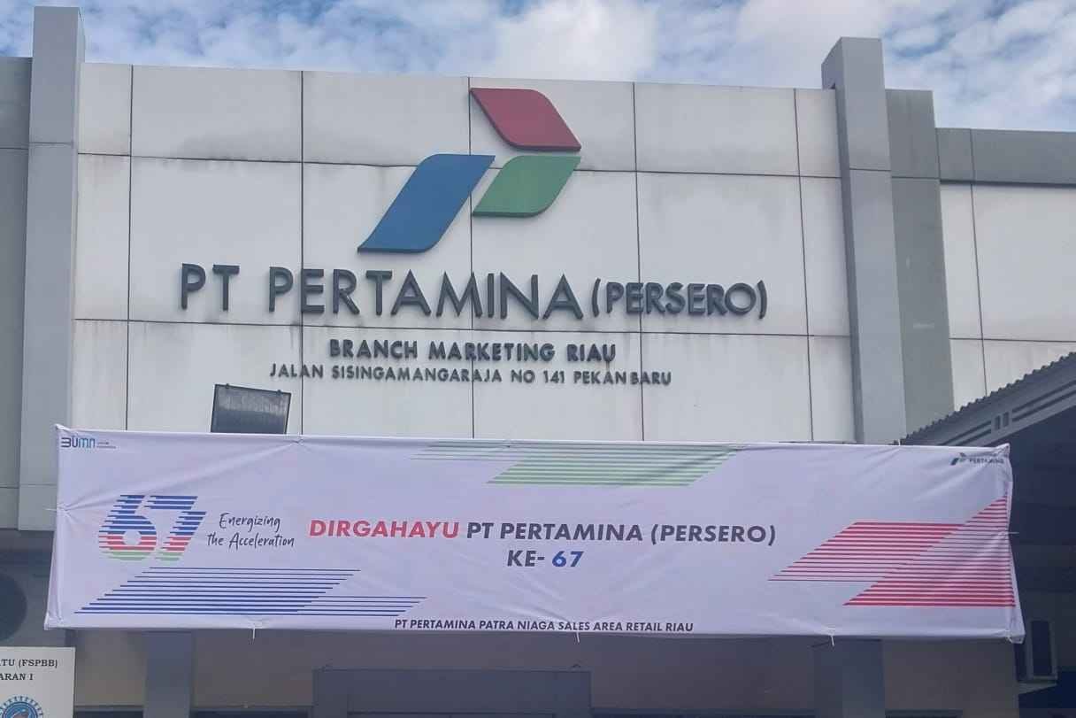 JABATAN KEPALA KANTOR PT PERTAMINA ( PERSERO ) PEKANBARU, MELEBIHI JABATAN PERSIDEN RI